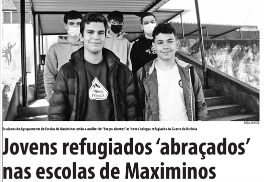 Jovens refugiados abraçados nas escolas de Maximinos